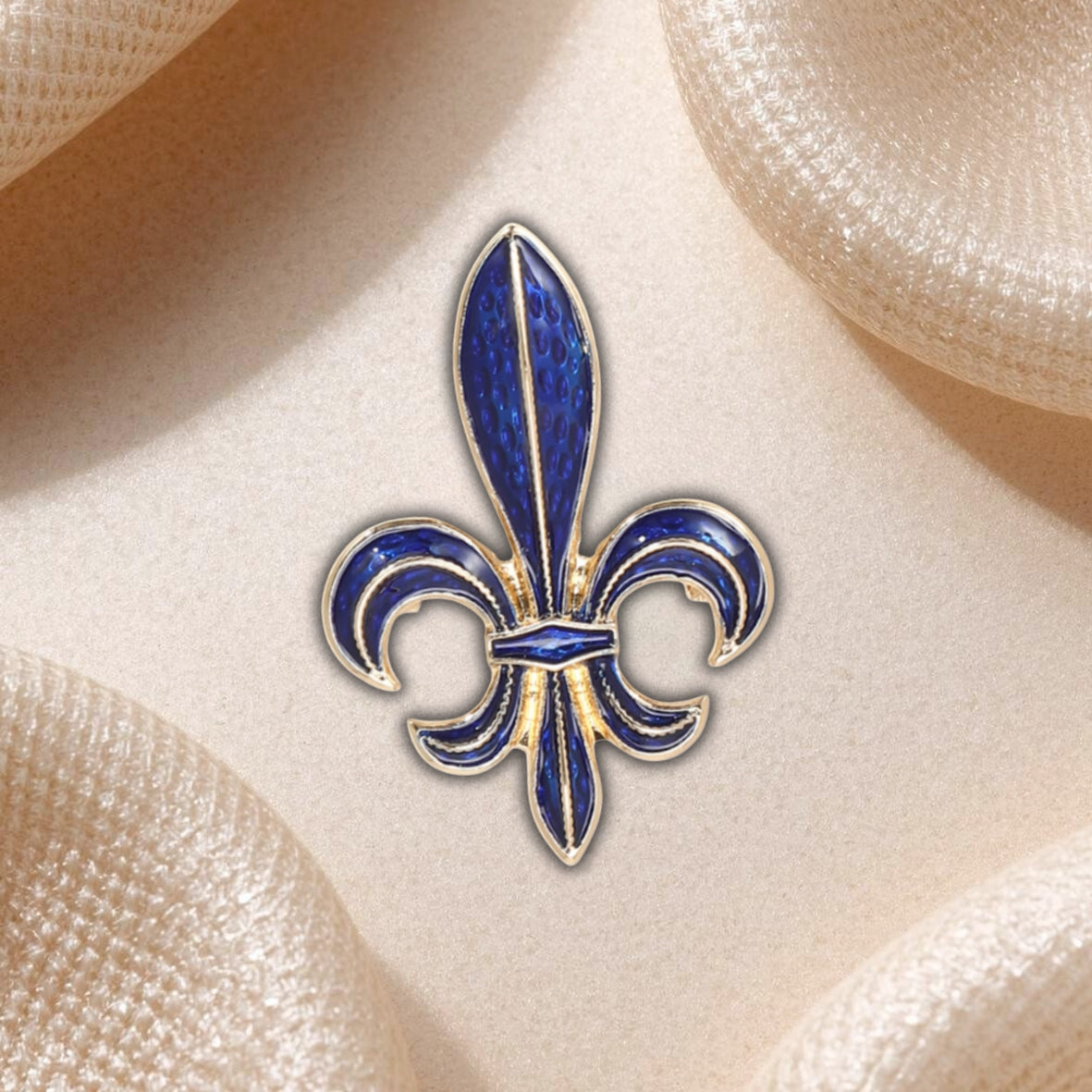 Broche Fleur de Lys Bleue et Dorée – Symbole Royal Médiéval