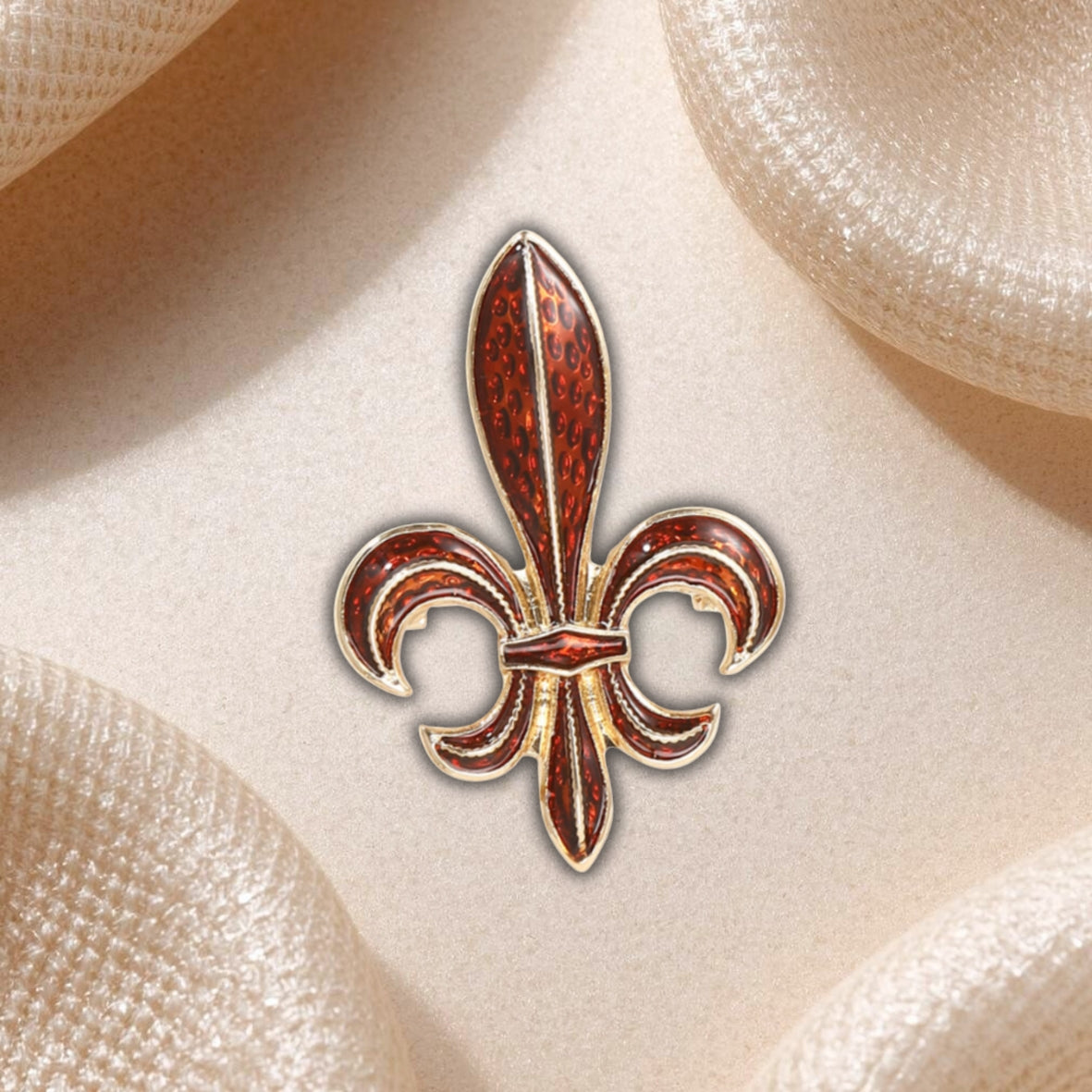 Broche Fleur de Lys Rouge et Dorée – Symbole Royal Médiéval