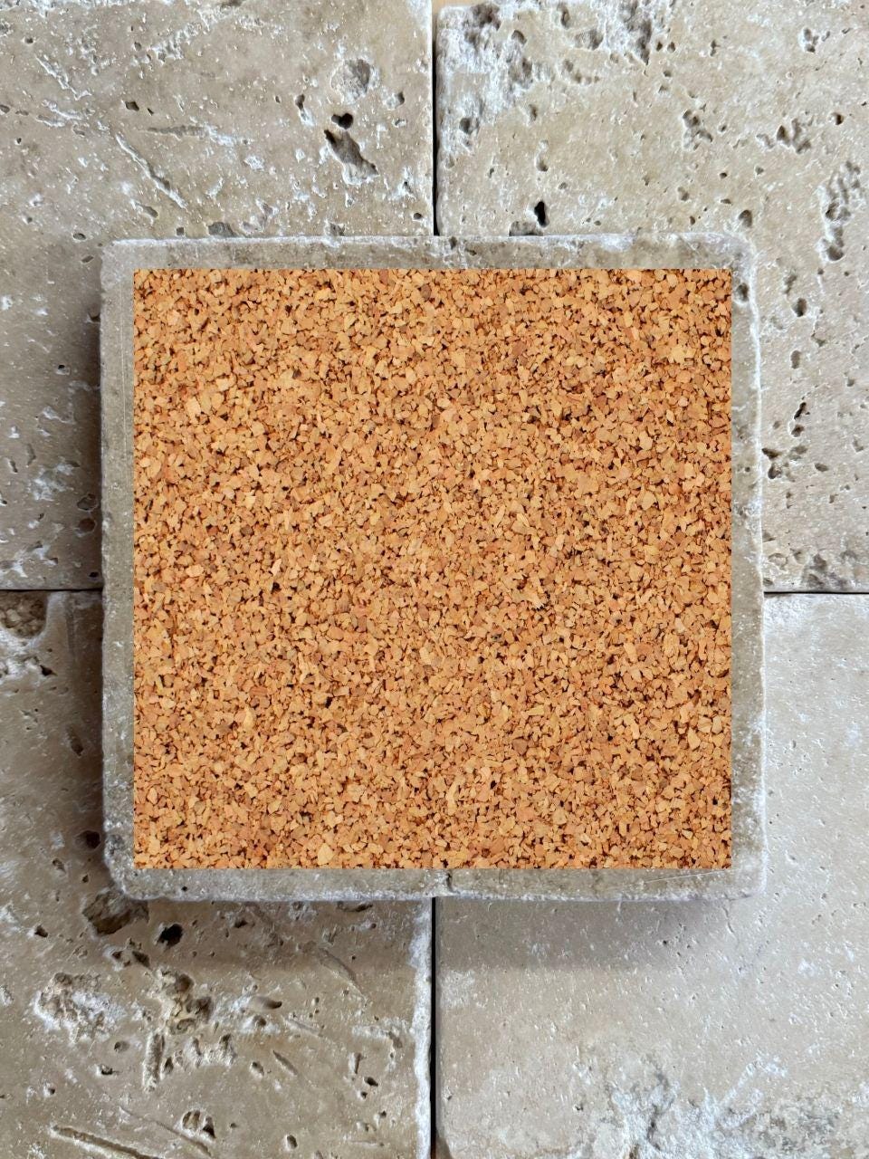 Pierre travertin 10x10 cm – Carreau décoratif village médiéval, verso liège