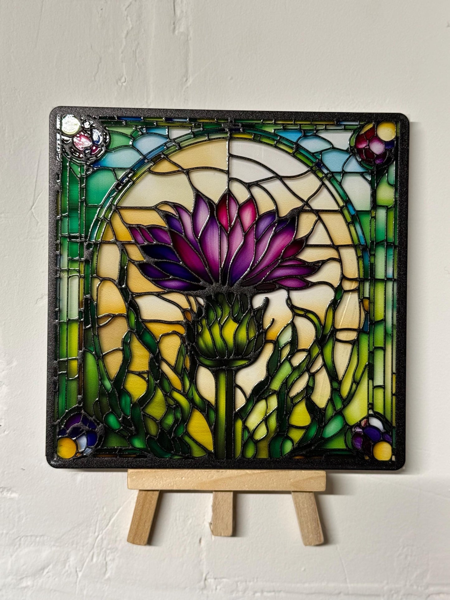 Vitrail "Le Chardon" – Fleur de chardon en vitrail art déco, format carré 14,5x14,5 cm, décoration florale lumineuse