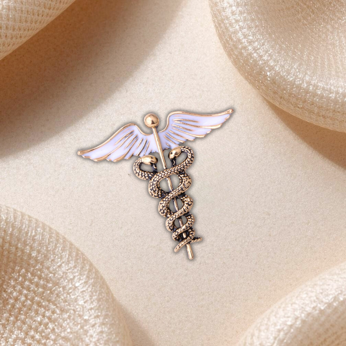 Broche Caducée Doré – Symbole Médical et Pharmaceutique