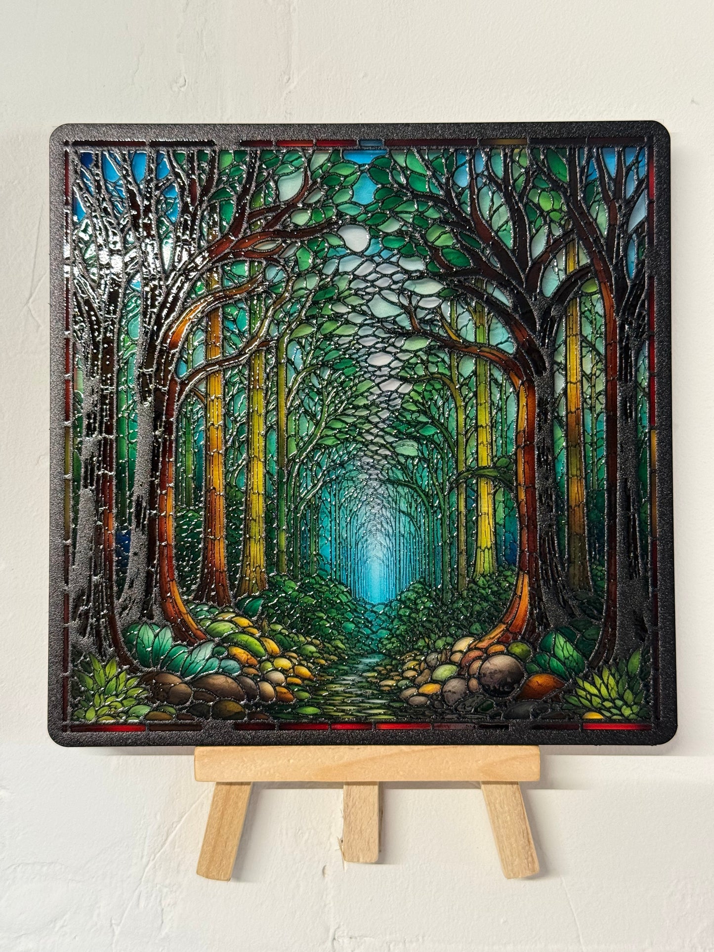 Vitrail Forêt Enchantée – Chemin forestier et arbres majestueux