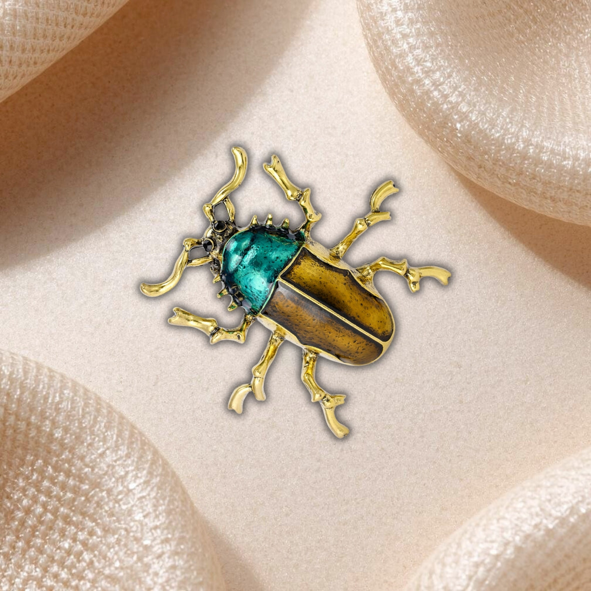 Broche Scarabée Vert et Doré – Bijou Insecte Élégant