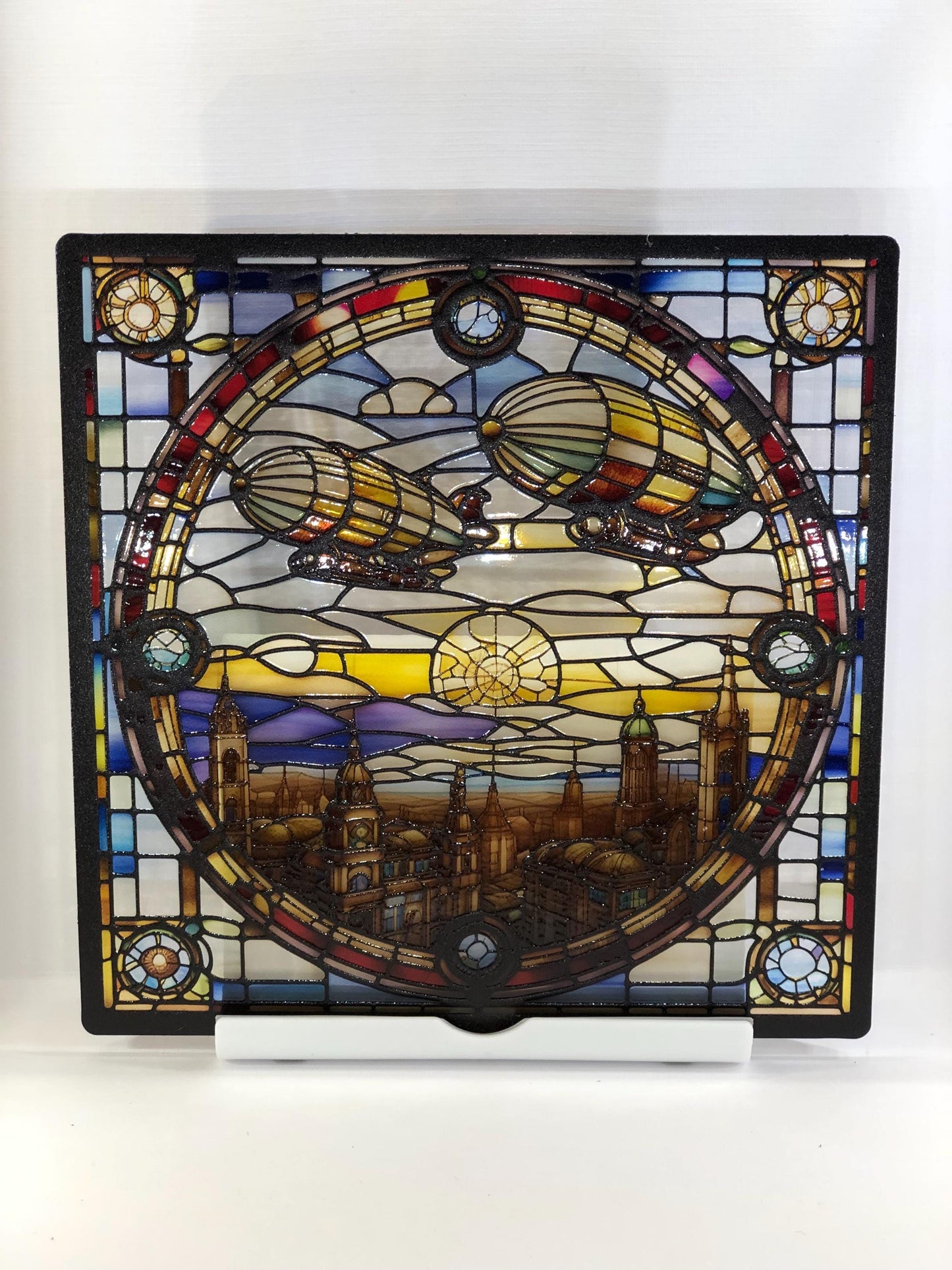 Vitrail La Ville Steampunk aux Zeppelins – Décoration de Vitre Industrielle – Cadeau Original pour Passionnés de Science-Fiction