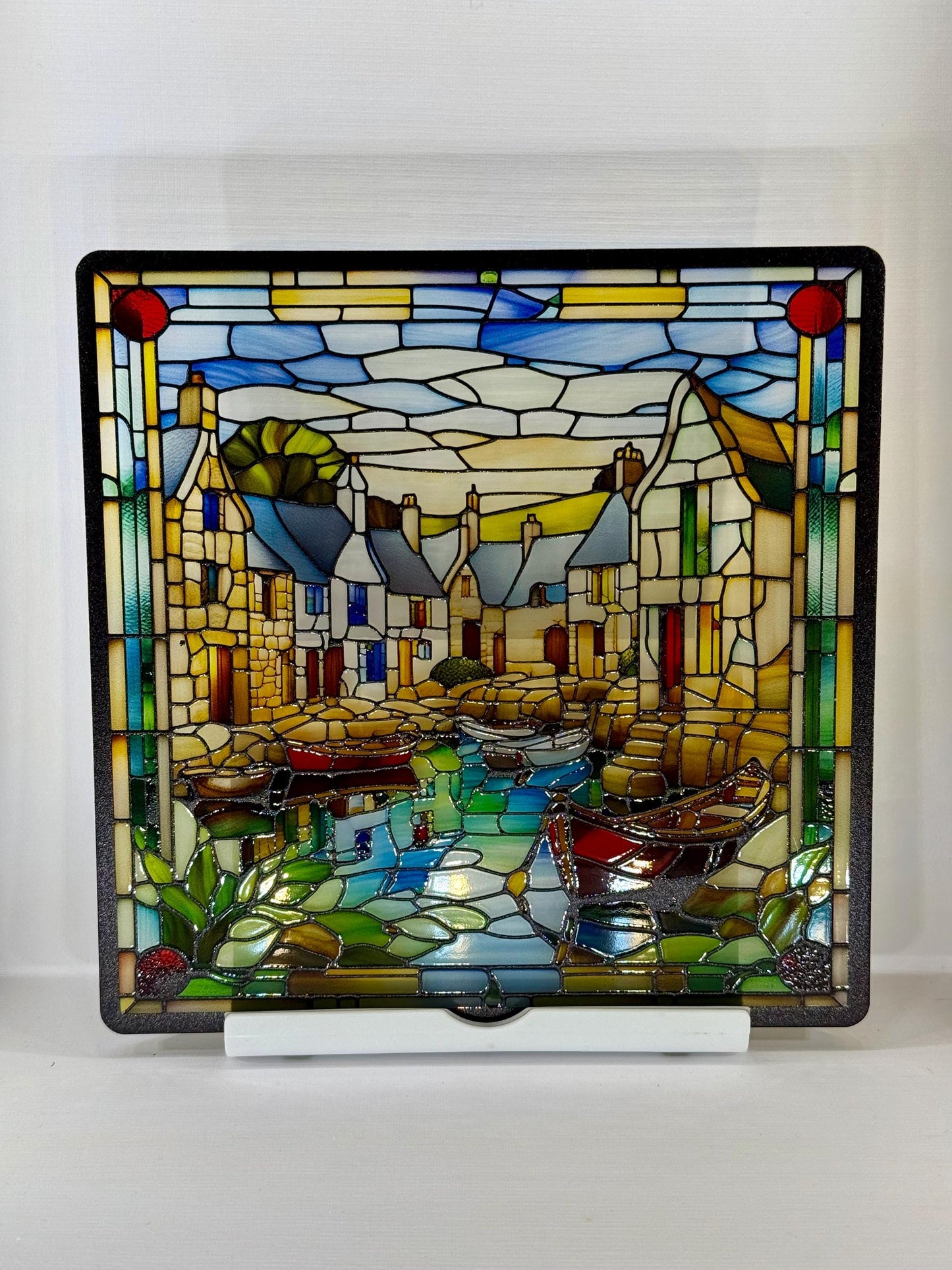 Vitrail Le Village au Bord de l’Eau – Décoration de Vitre Champêtre – Cadeau Original pour Amoureux de Paysages Marins
