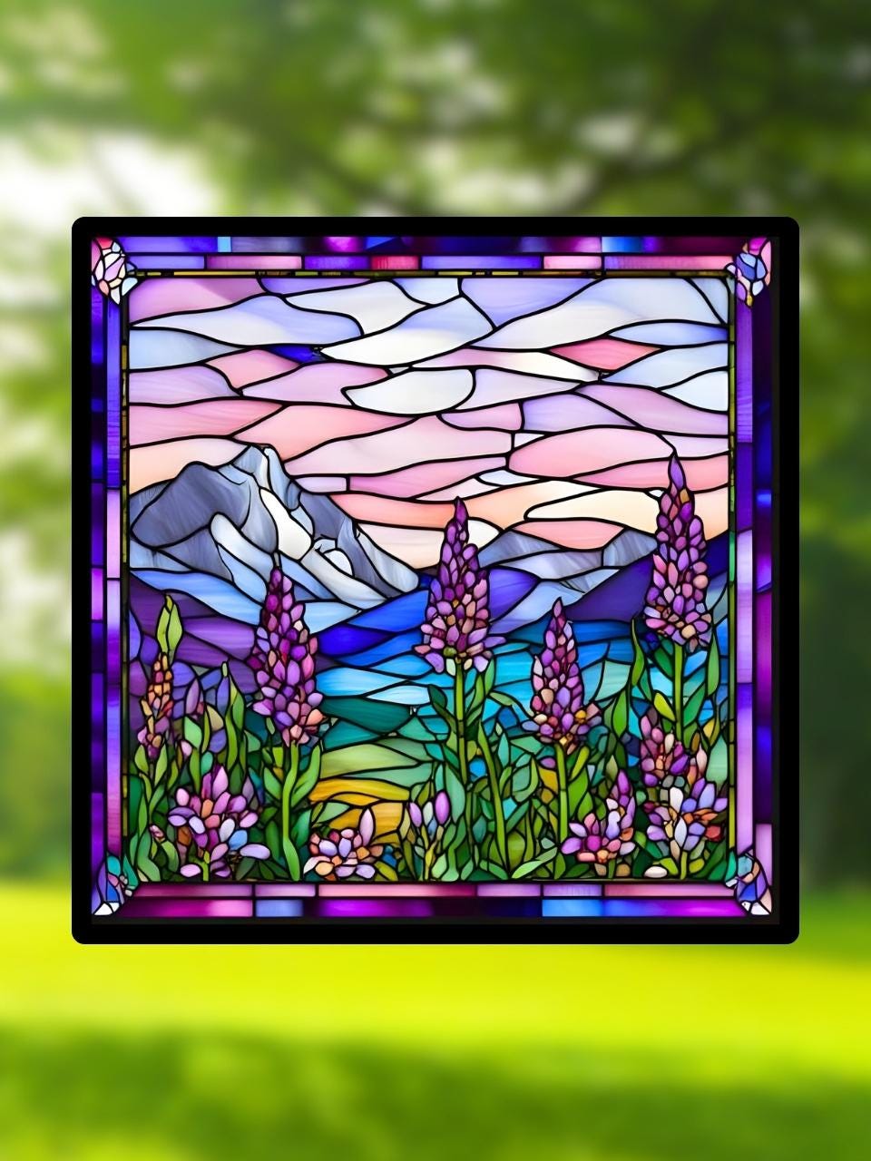 Vitrail "Lavandes de Montagne" – Champ de lavande et paysage alpin en vitrail art déco, format carré 14,5x14,5 cm, décoration nature