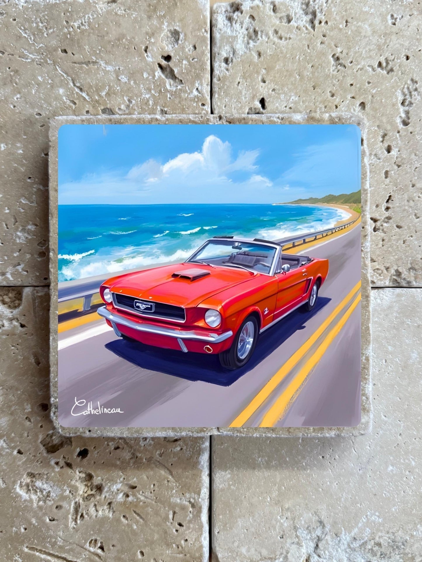 Pierre travertin 10x10 cm – Carreau décoratif voiture américaine mustang sur route côtière, cabriolet rouge rétro, verso liège