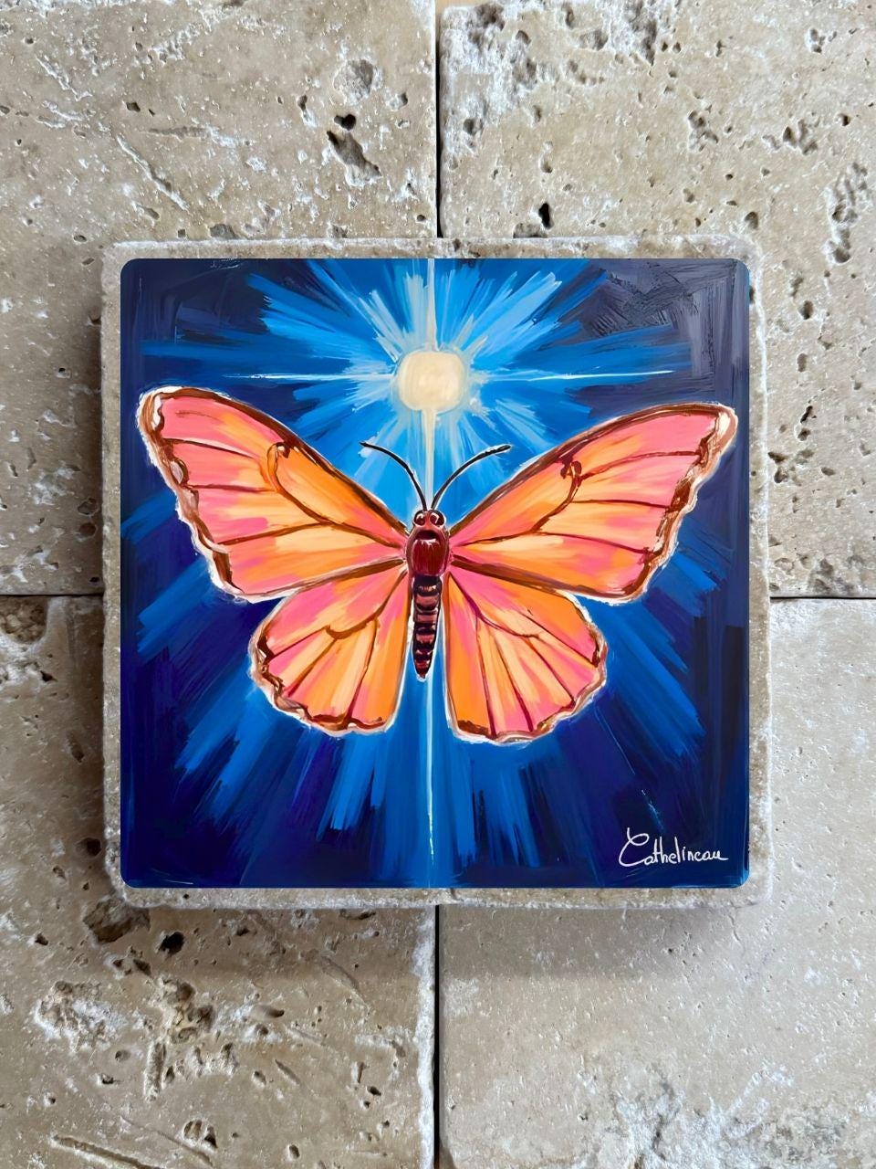 Carreau en travertin 10x10 cm – Papillon lumineux, verso liège