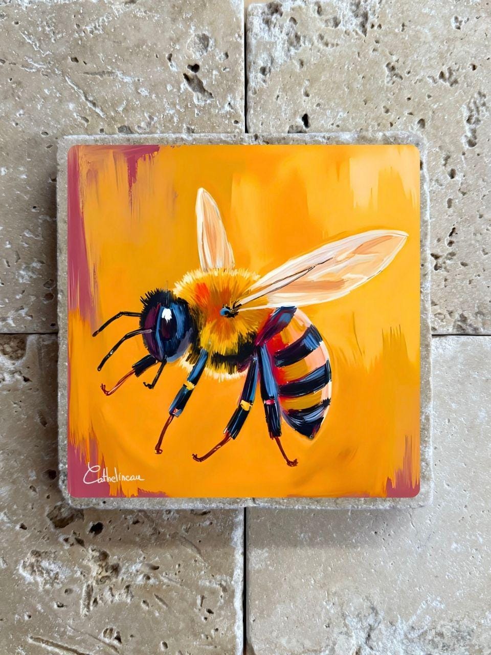 Pierre travertin 10x10 cm – Carreau décoratif abeille sur fond jaune, verso liège