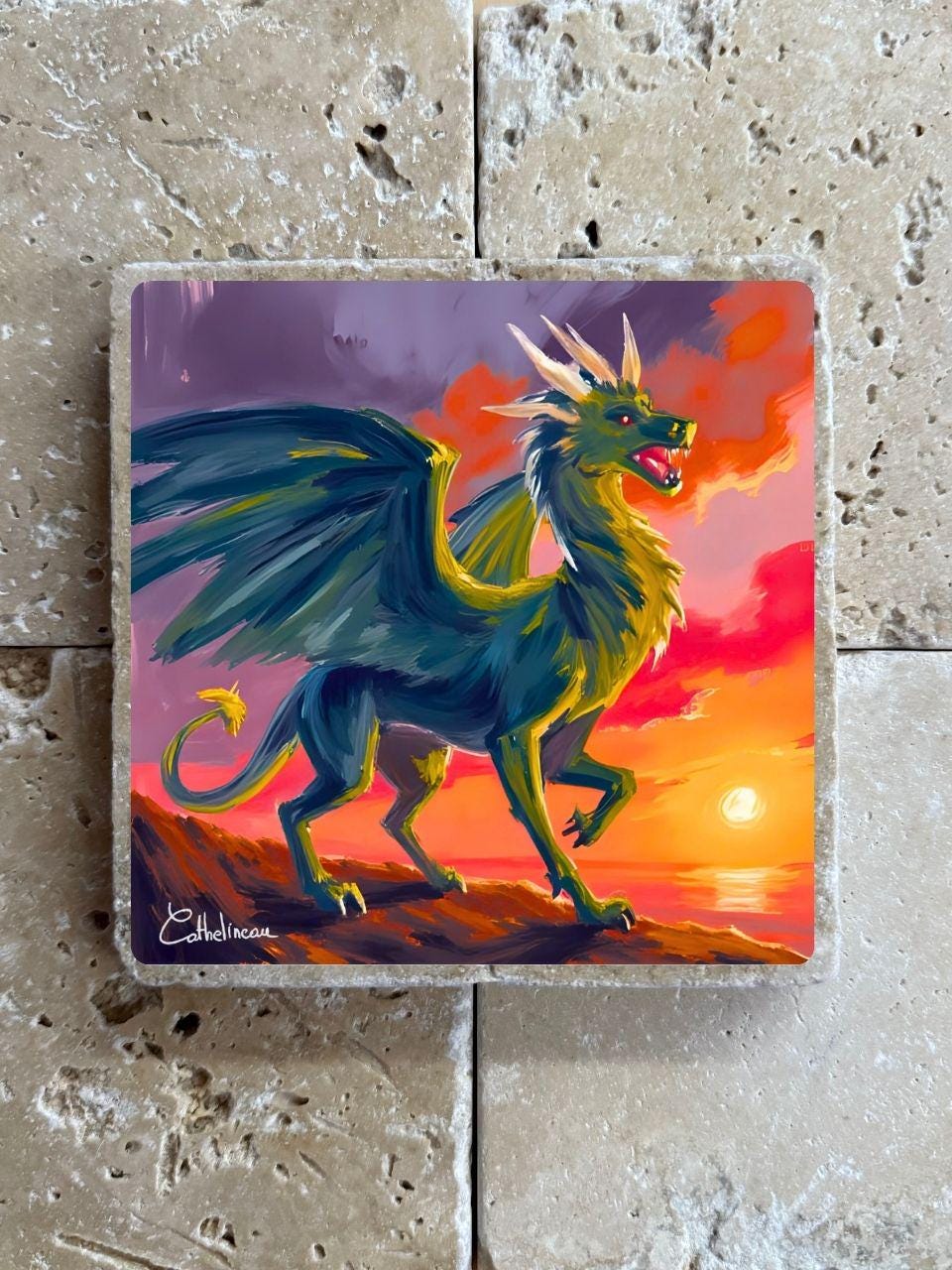Pierre travertin 10x10 cm – Carreau décoratif dragon au coucher de soleil, verso liège
