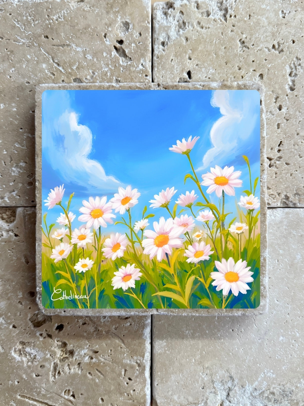 Pierre travertin 10x10 cm – Carreau décoratif champ de marguerites sous ciel bleu, verso liège