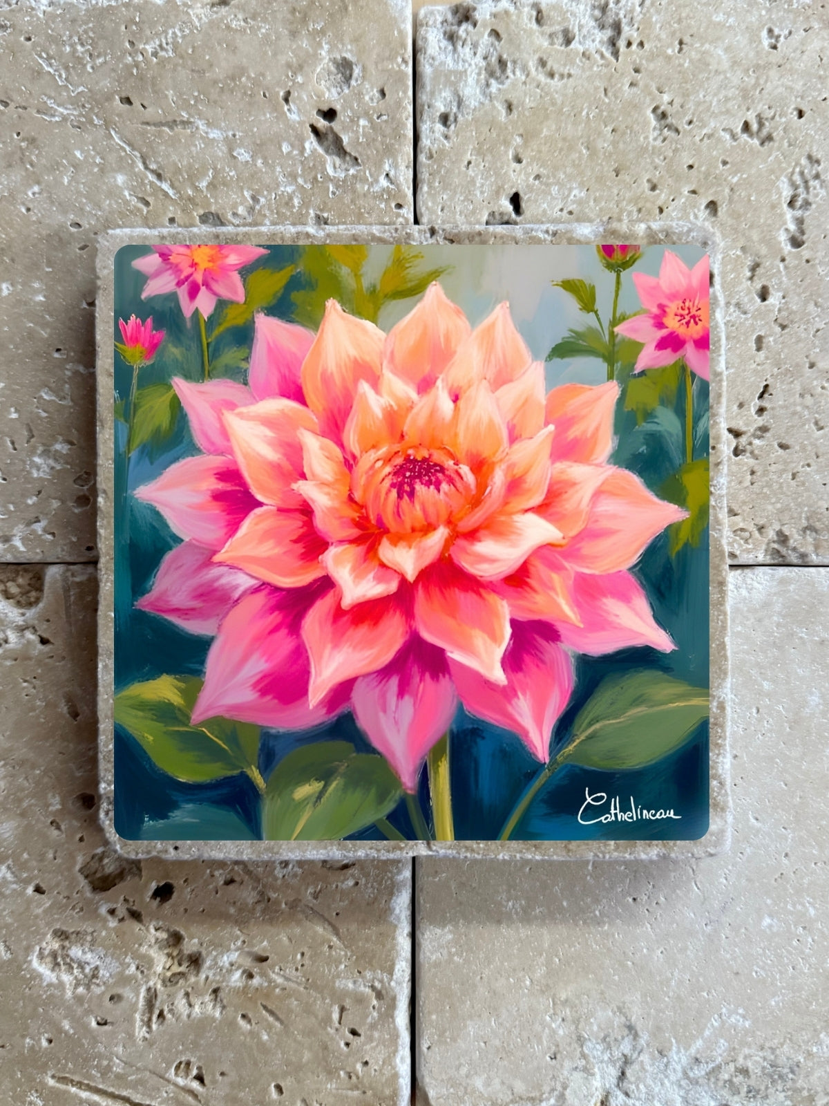 Pierre travertin 10x10 cm – Carreau décoratif dahlia rose et pêche, illustration florale, verso liège