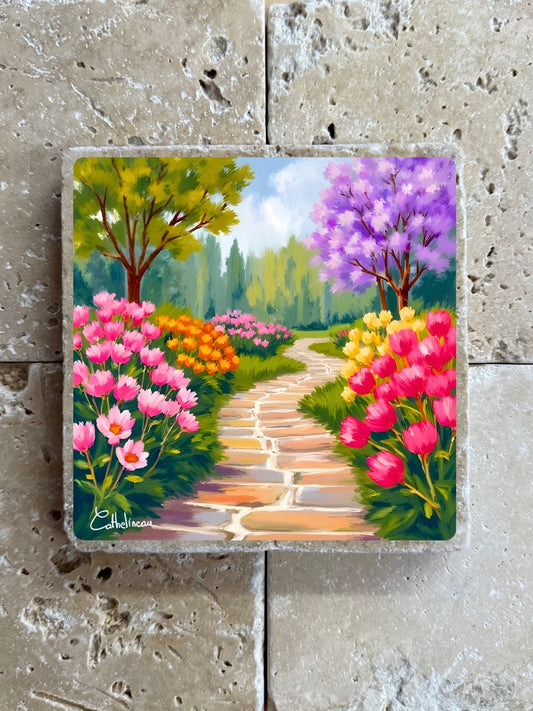 Pierre travertin 10x10 cm – Carreau décoratif jardin fleuri et allée printanière, illustration florale, verso liège