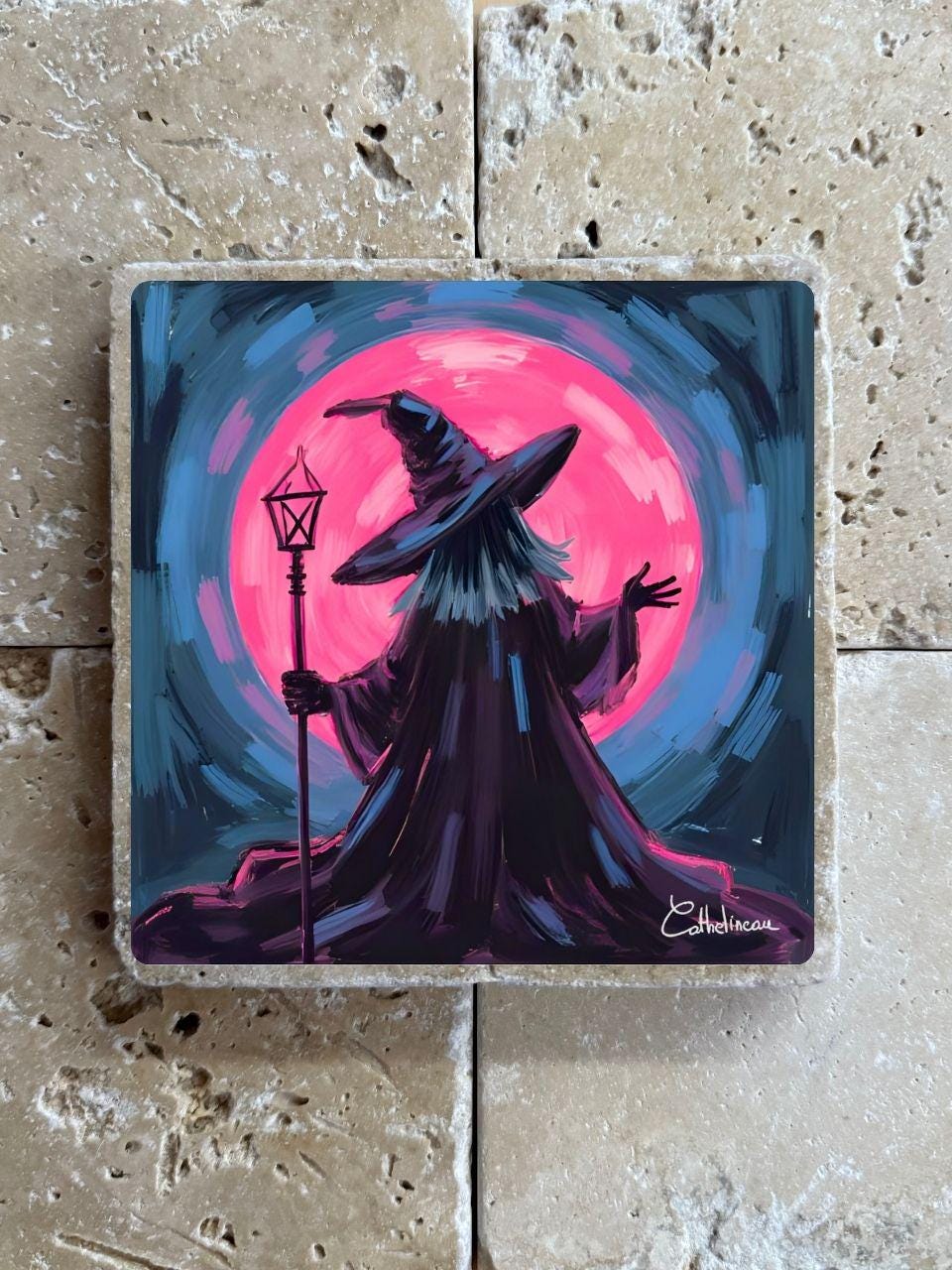 Sorcière Lune Rose Art sur Pierre Travertin – Décoration Murale Halloween Magie Mystique