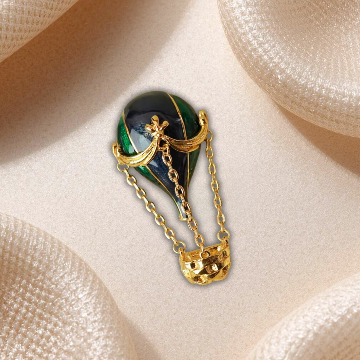 Broche Montgolfière Verte, Bleu et Dorée – Bijou Voyage et Aventure