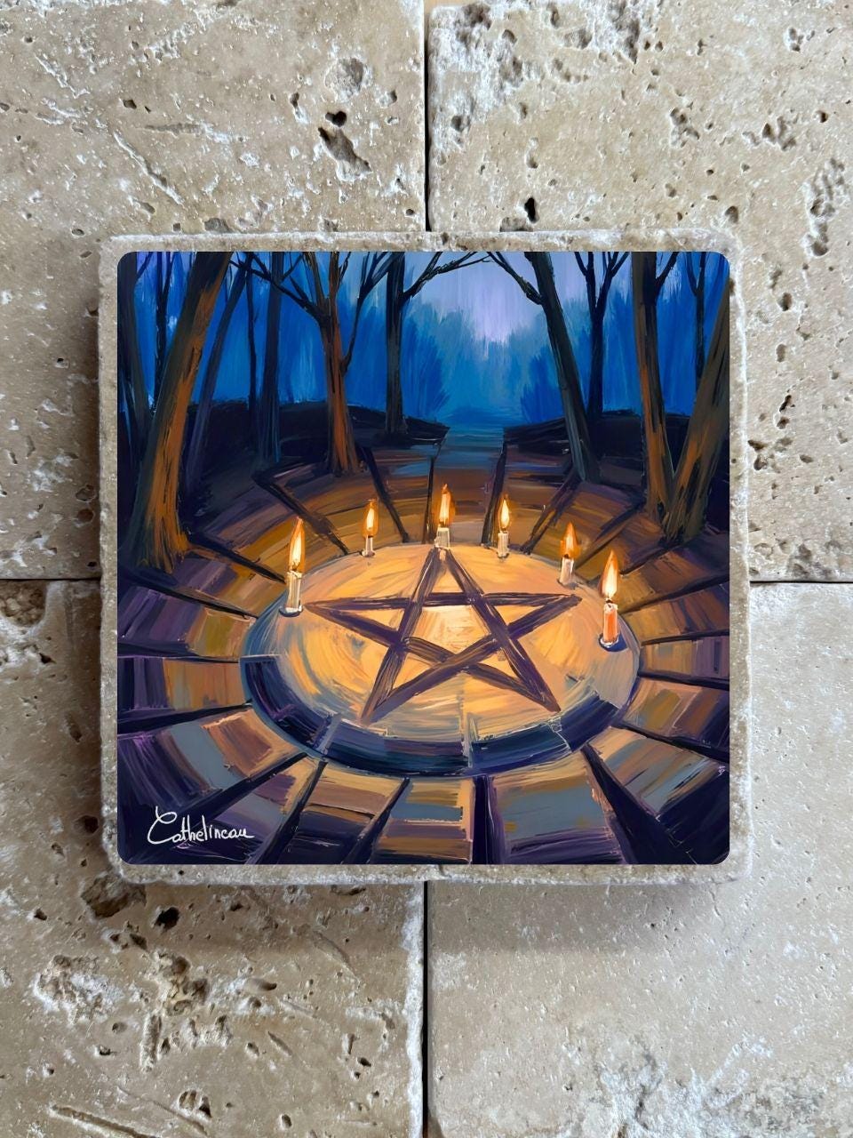 Pierre travertin 10x10 cm – Carreau décoratif pentacle magique aux bougies, verso liège
