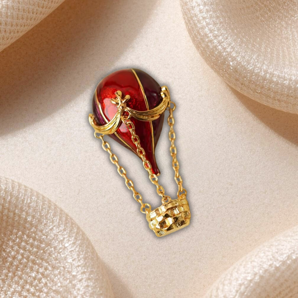 Broche Montgolfière Rouge et Dorée – Bijou Voyage et Aventure