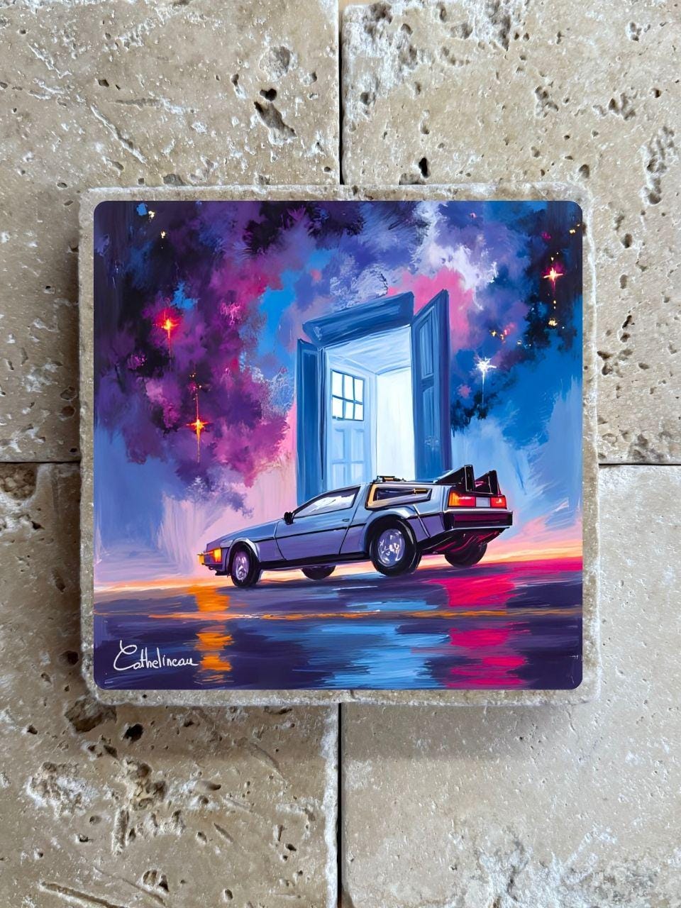 Pierre travertin 10x10 cm – Carreau décoratif Delorean et porte du tardis, verso liège