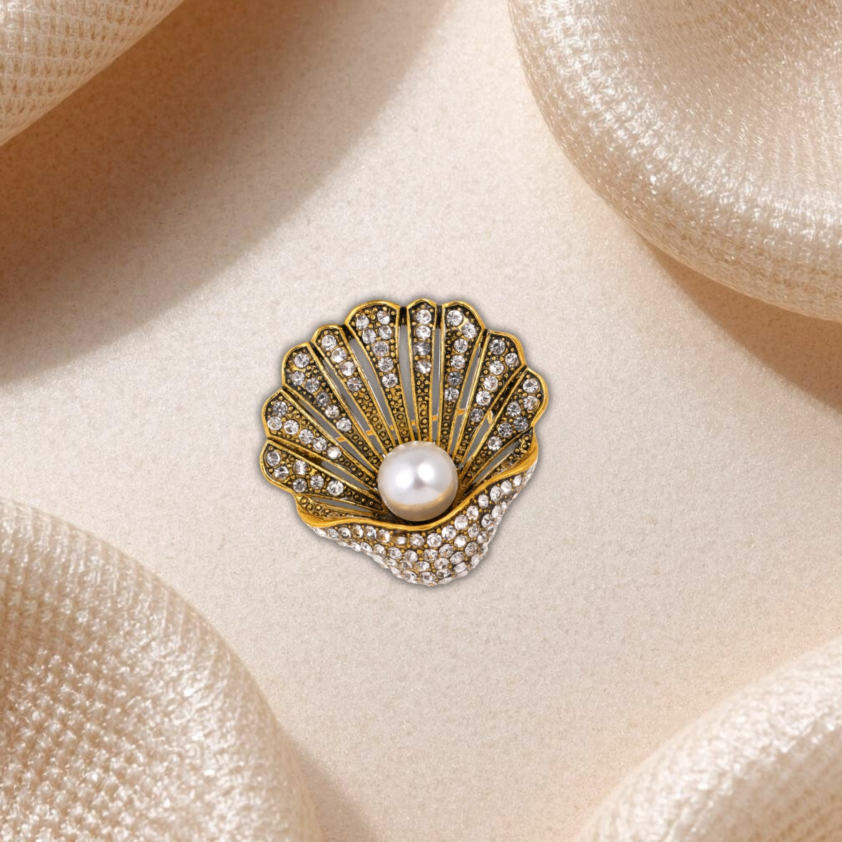 Broche Coquillage Doré avec Perle – Bijou Élégant Inspiration Océan