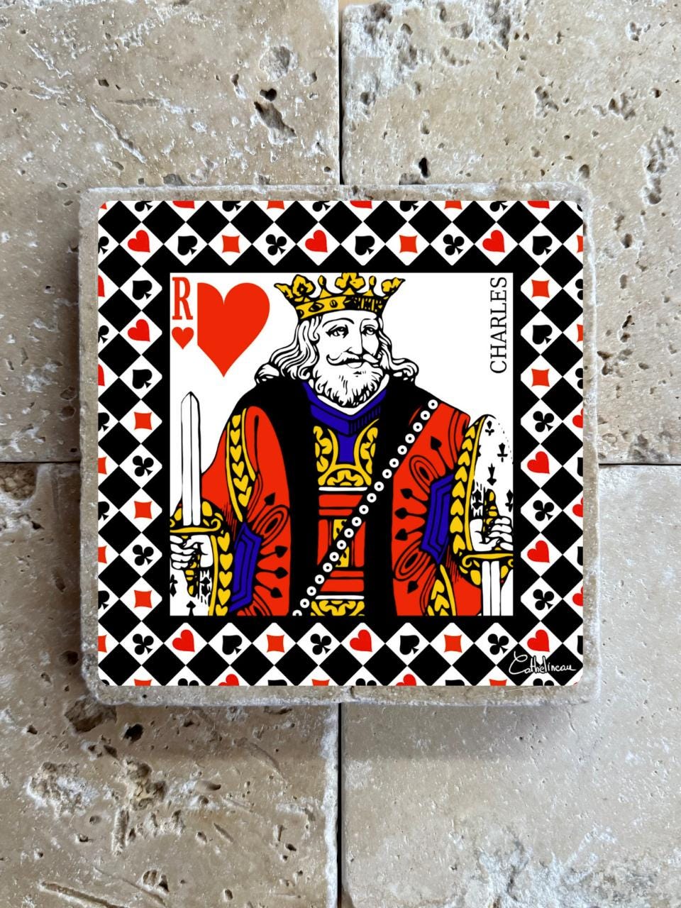 Roi de Cœur sur pierre de travertin – carreau décoratif 10x10 cm – résistant à l’eau et à la chaleur