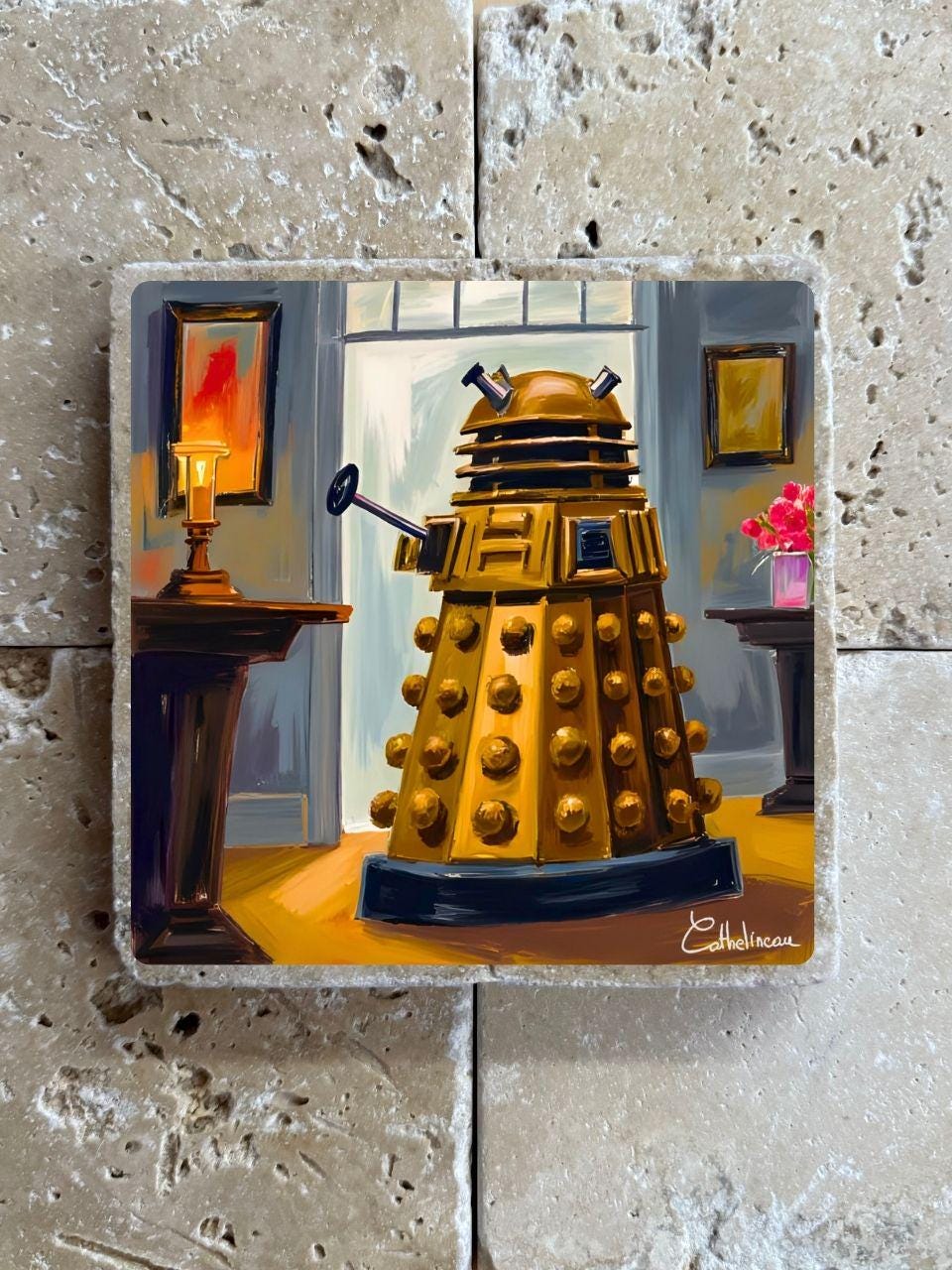 Pierre travertin 10x10 cm – Carreau décoratif Dalek doré science-fiction, verso liège