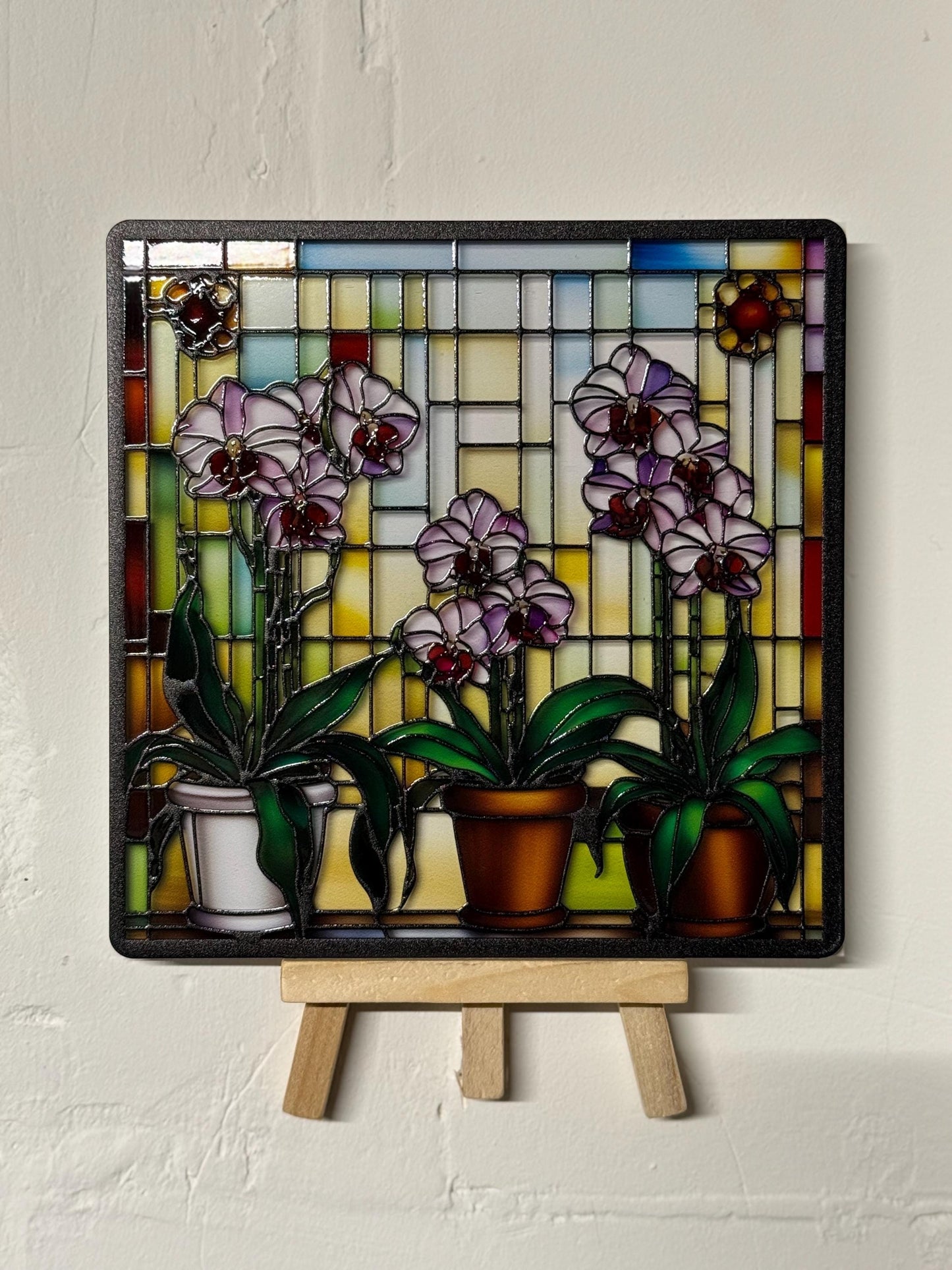 Vitrail "Orchidées sous verrière" – Orchidées en pots, vitrail floral lumineux, décoration botanique élégante, format 14,5x14,5 cm