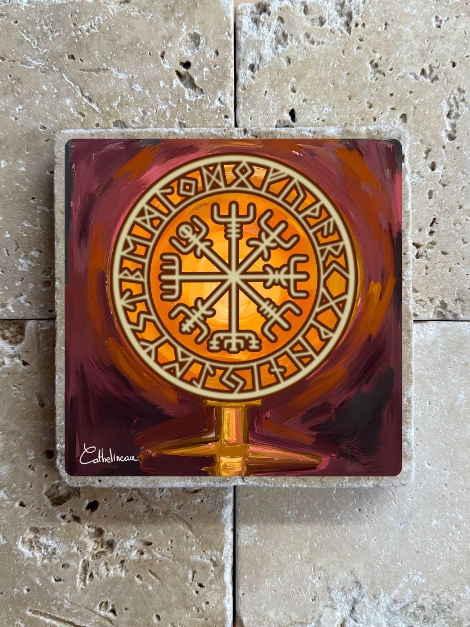 Pierre travertin 10x10 cm – Carreau décoratif viking avec symboles runiques, verso liège