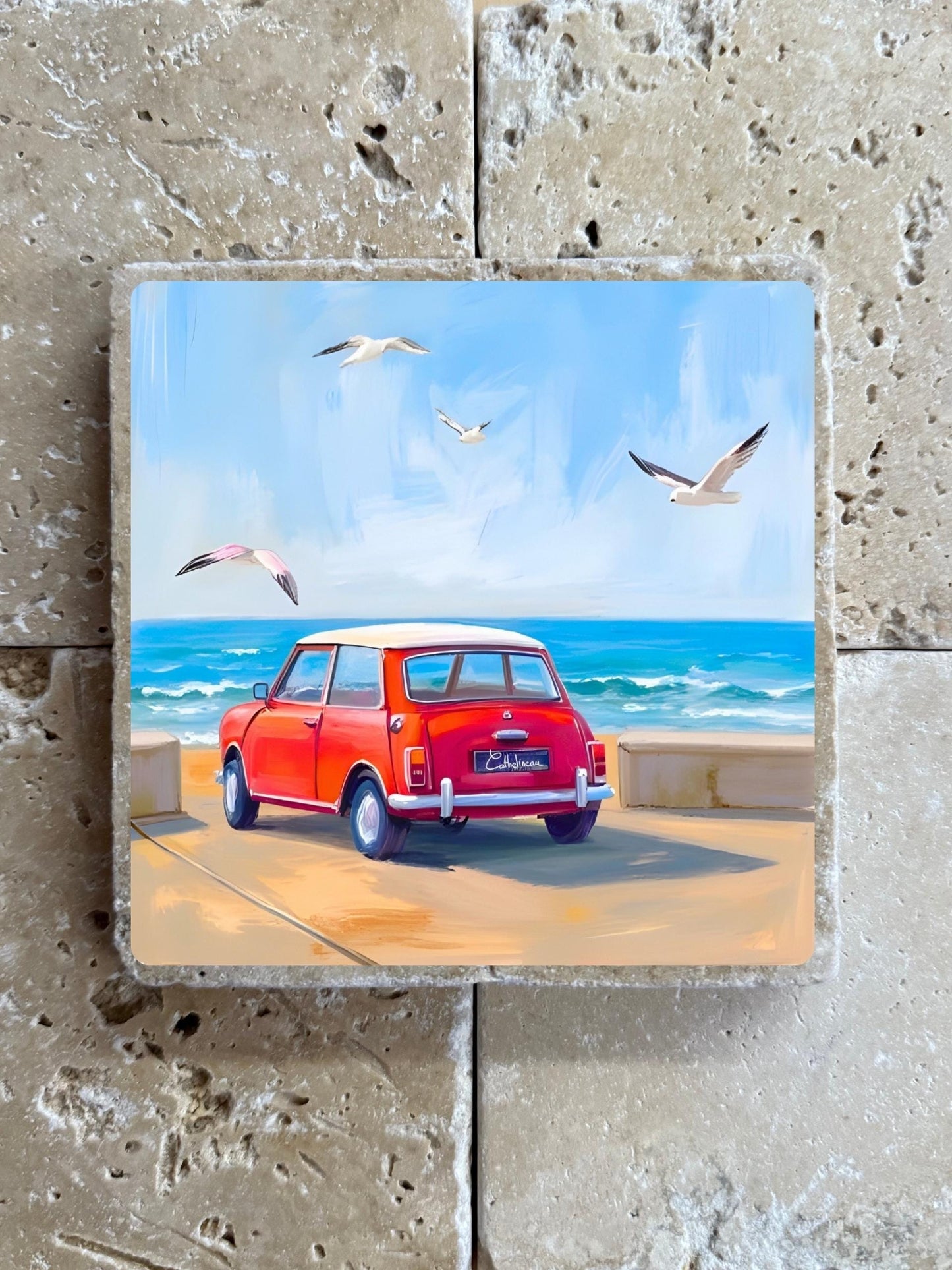 Pierre travertin 10x10 cm – Carreau décoratif voiture austin mini en bord de mer, mini rétro face à l’océan, verso liège