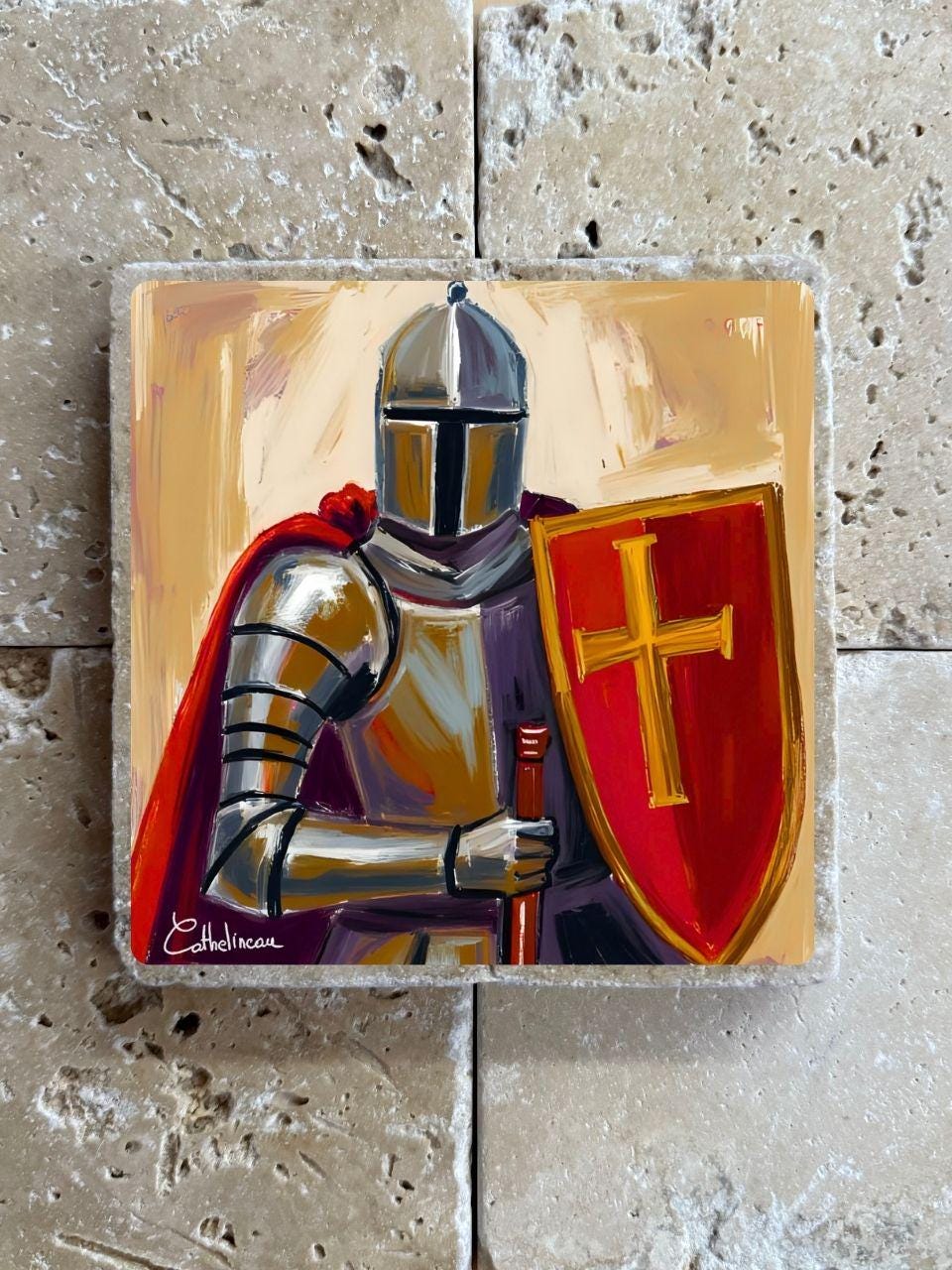 Carreau en travertin 10x10 cm – Chevalier médiéval avec bouclier, verso liège