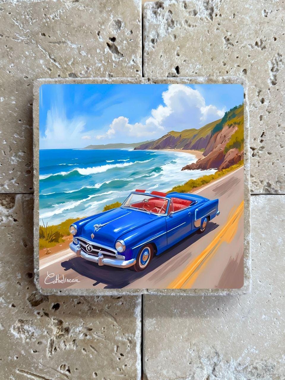 Pierre travertin 10x10 cm – Carreau décoratif voiture bleue bord de mer, verso liège
