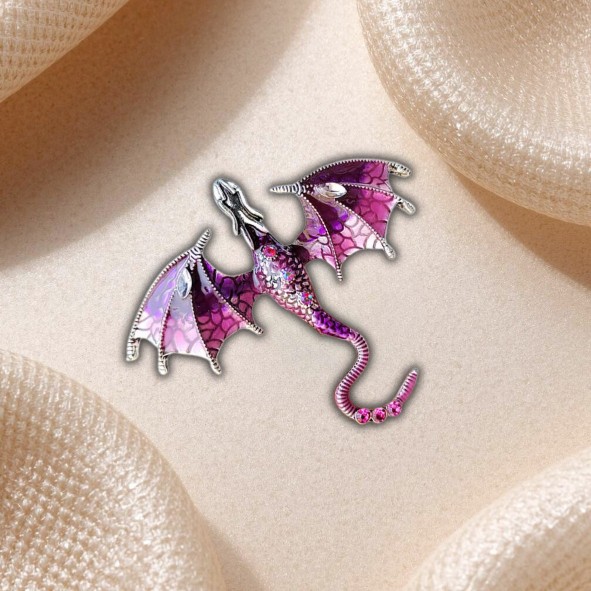 Broche Dragon Violet – Bijou Fantastique aux Ailes Déployées