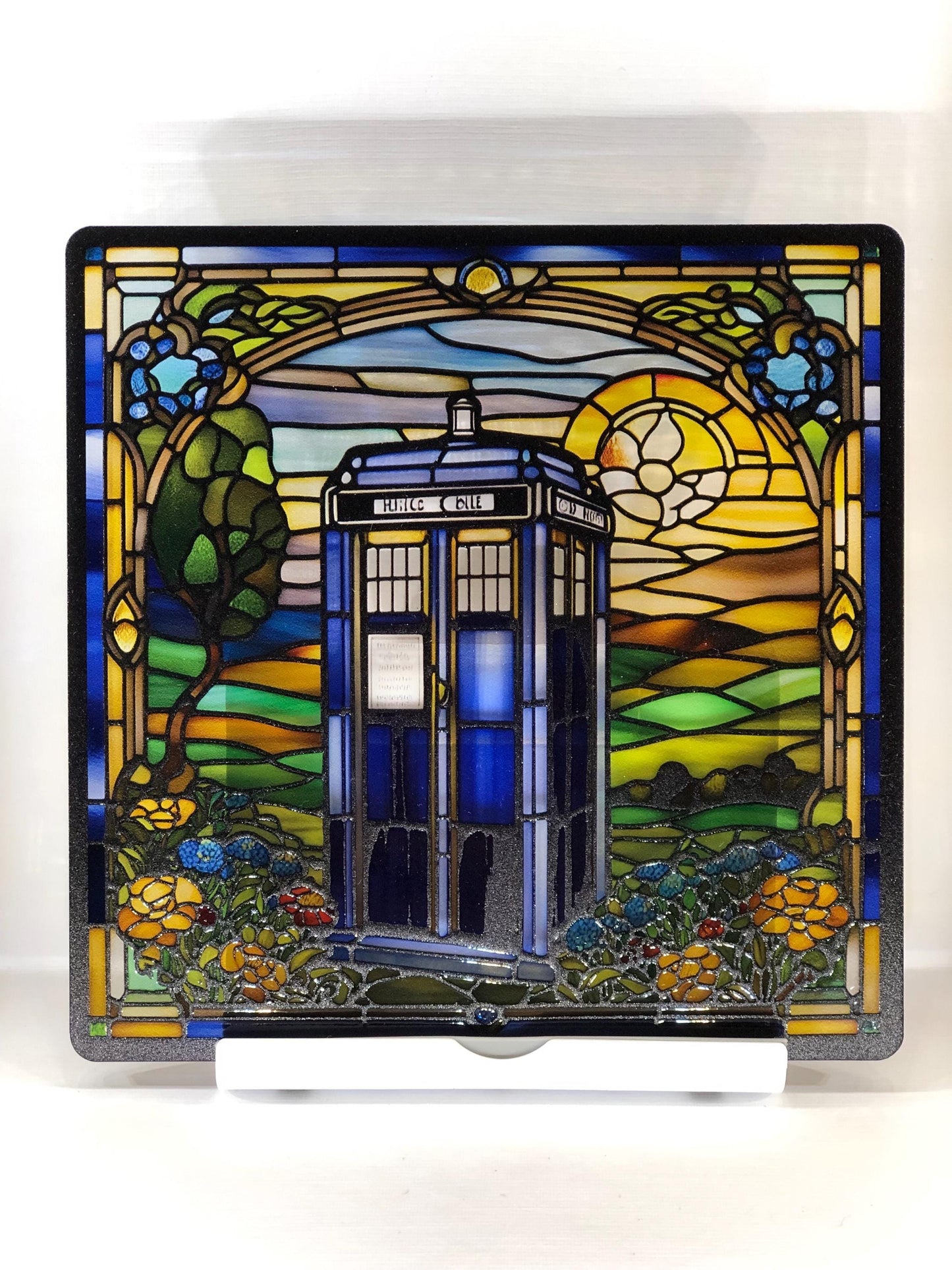 Vitrail Le Tardis – Décoration de Vitre Inspirée de Doctor Who – Cadeau Original pour Fans de Science-Fiction