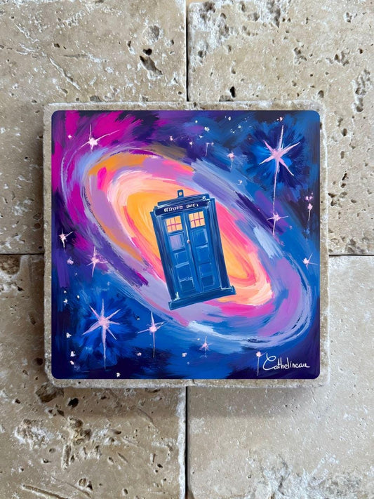 Pierre travertin 10x10 cm – Carreau décoratif galaxie et cabine bleue tardis , verso liège