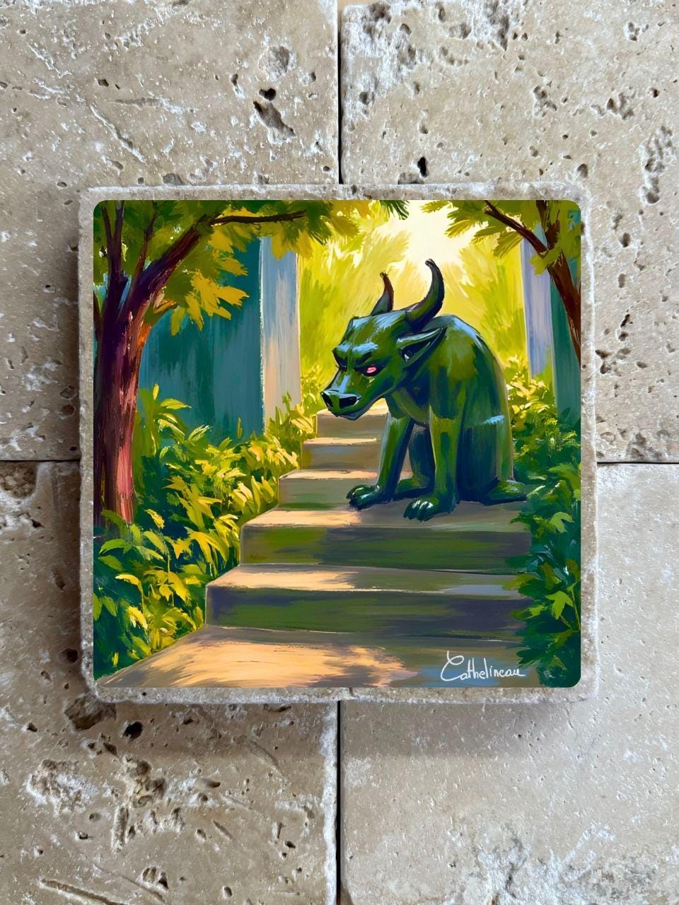 Pierre travertin 10x10 cm – Carreau décoratif créature verte mystique, verso liège