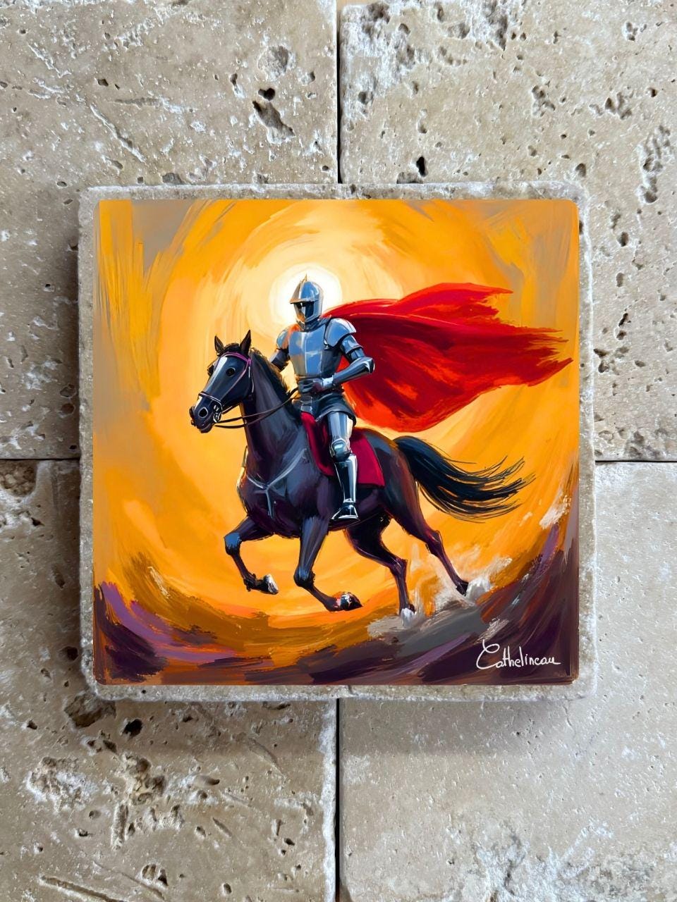Carreau en travertin 10x10 cm – Chevalier en armure sur cheval noir, verso liège
