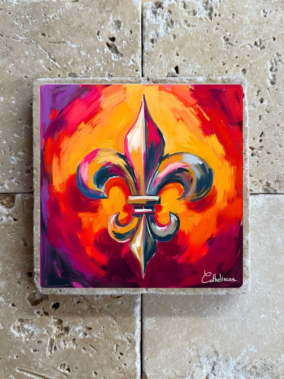 Pierre travertin 10x10 cm – Carreau décoratif fleur de lys, verso liège