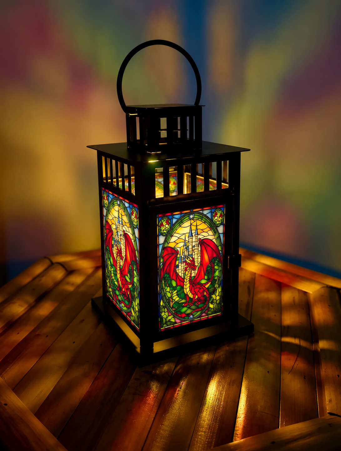 Lanterne médiévale avec vitrail dragon rouge et château illuminé