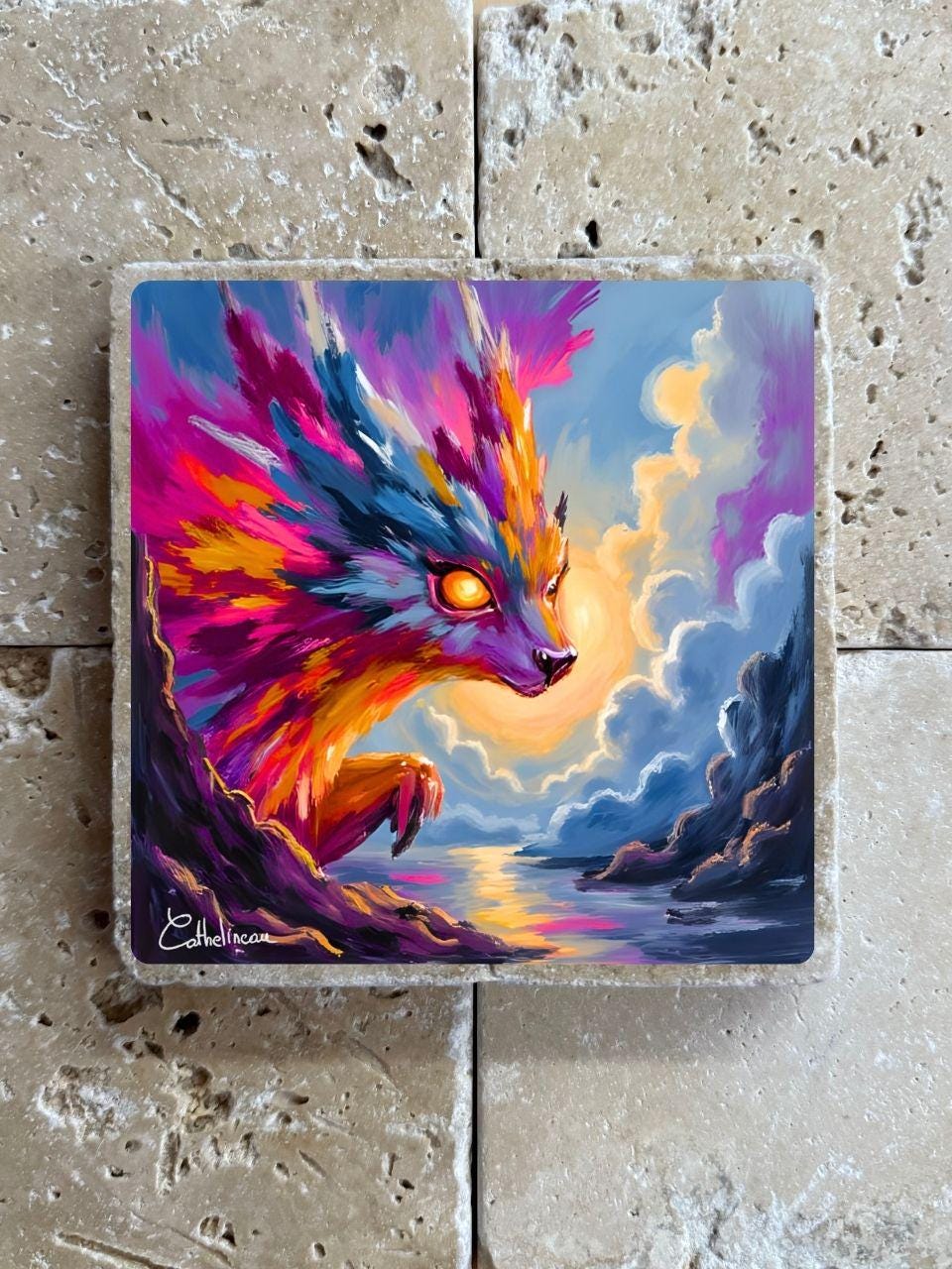 Pierre travertin 10x10 cm – Carreau décoratif créature mystique colorée, verso liège