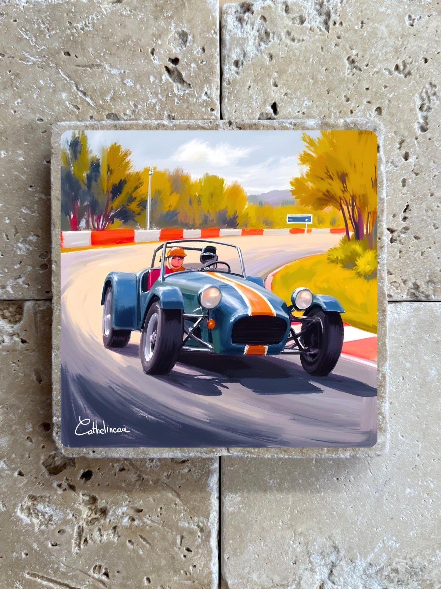 Pierre travertin 10x10 cm – Carreau décoratif voiture de course caterham, roadster rétro sur circuit, verso liège