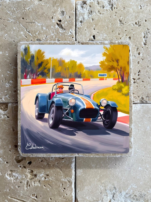 Pierre travertin 10x10 cm – Carreau décoratif voiture de course caterham, roadster rétro sur circuit, verso liège