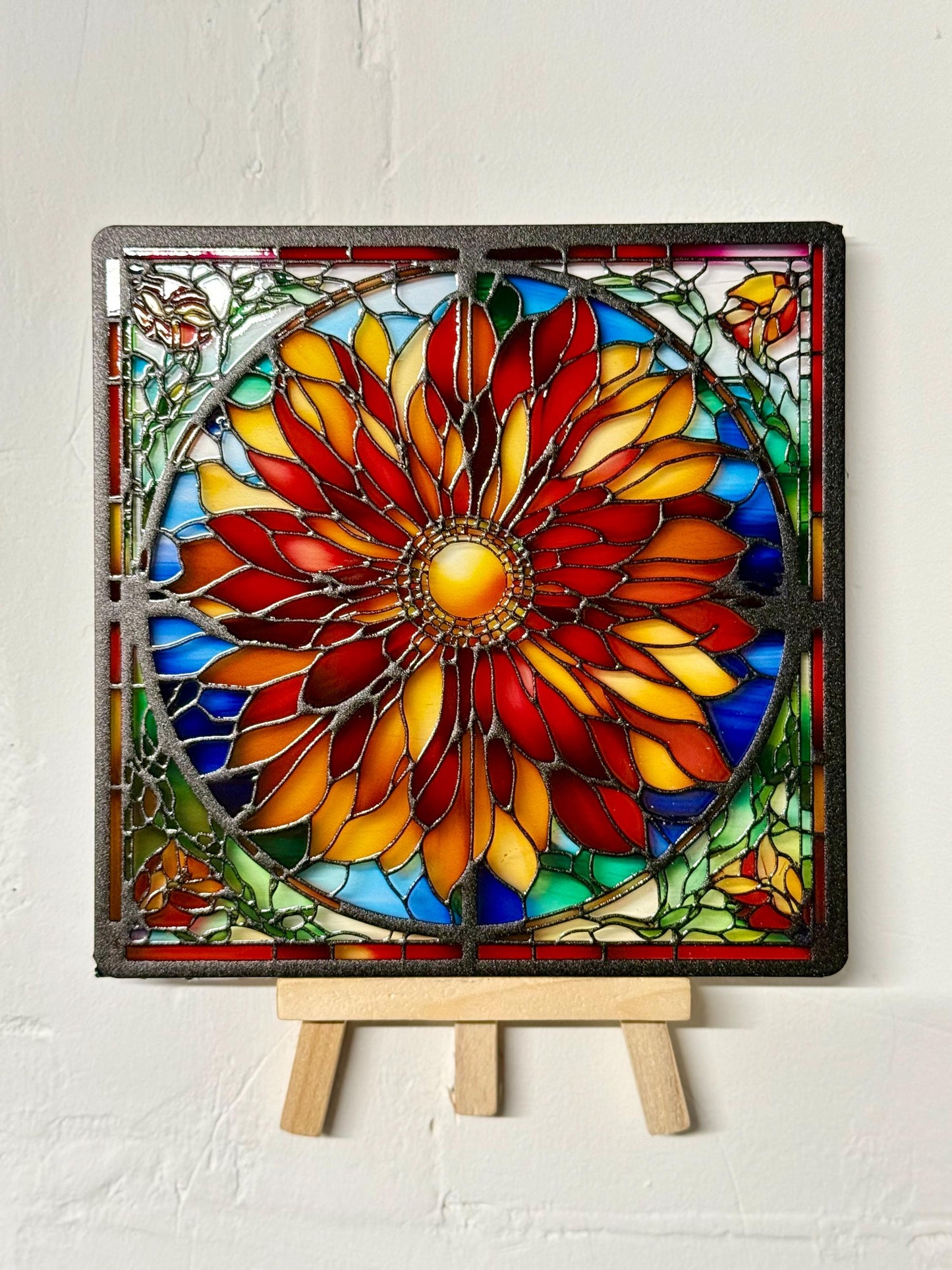 Vitrail "Dahlia de Feu" – Art déco floral, vitrail carré 14,5x14,5 cm, décoration lumineuse rouge et or inspirée de la nature
