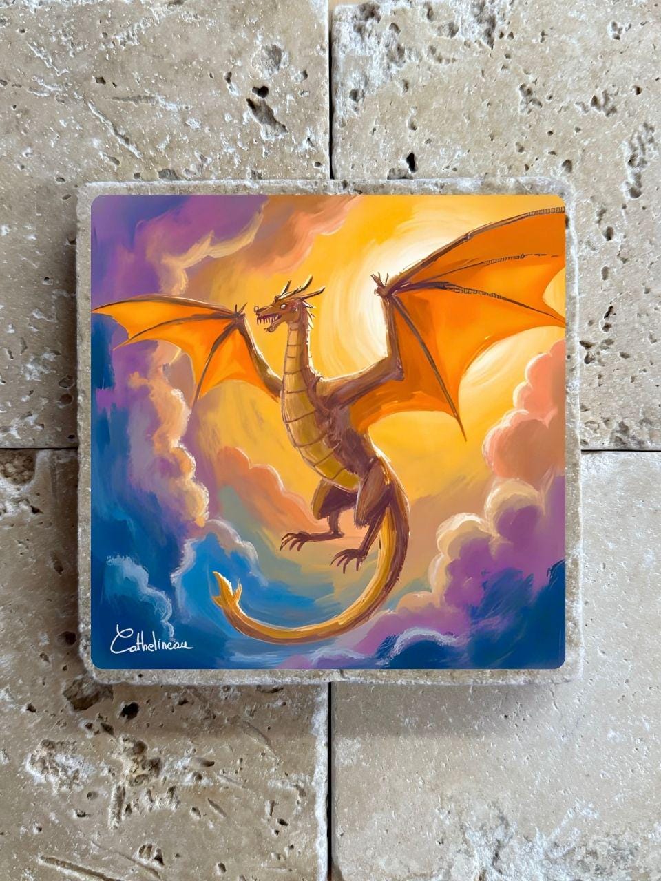 Pierre travertin 10x10 cm – Carreau décoratif dragon volant fantasy, verso liège