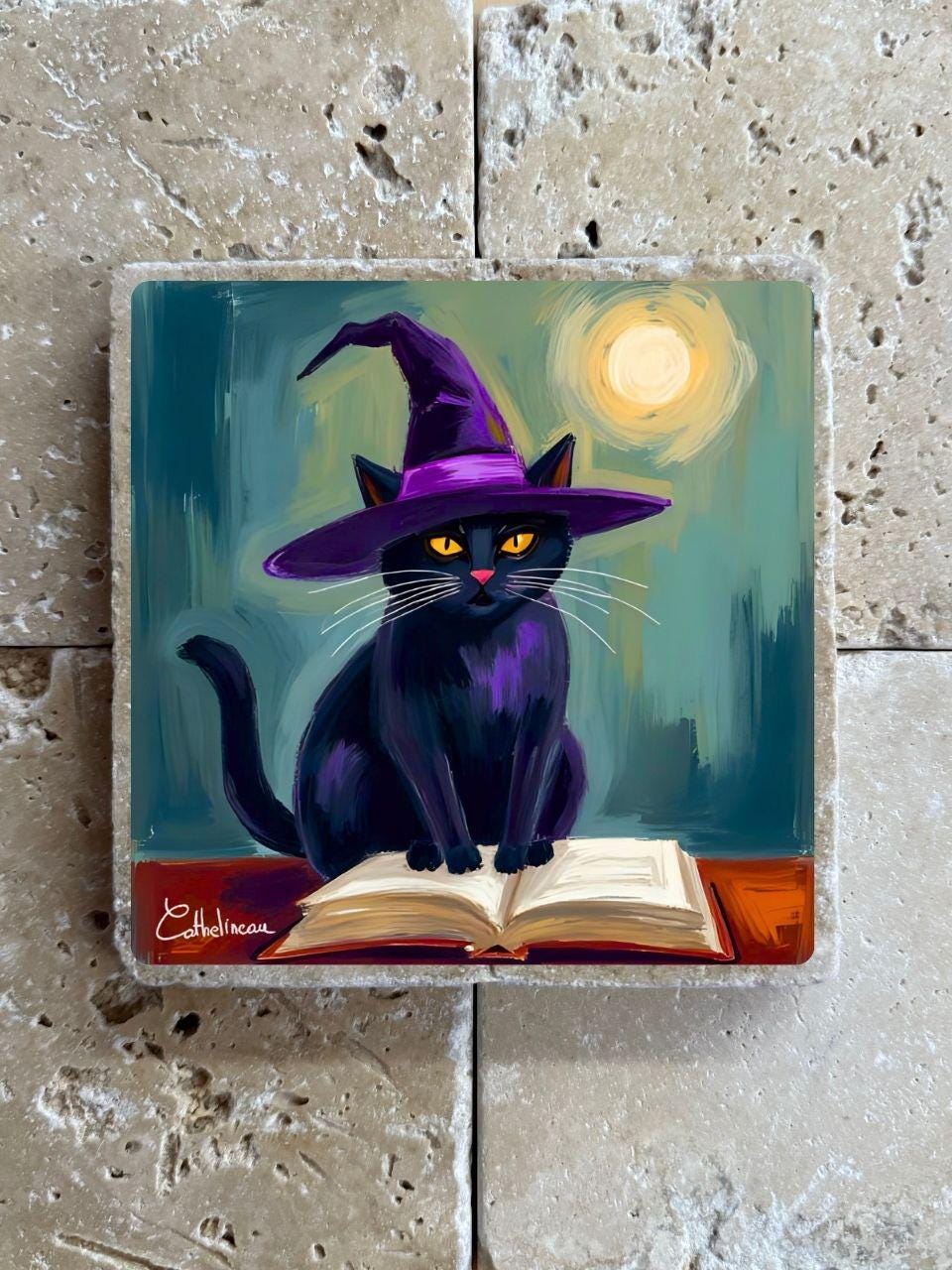 Pierre travertin 10x10 cm – Carreau décoratif chat sorcière noir, verso liège
