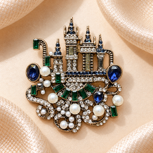 Broche château aux pierres précieuses sur fond carré en satin champagne-beige