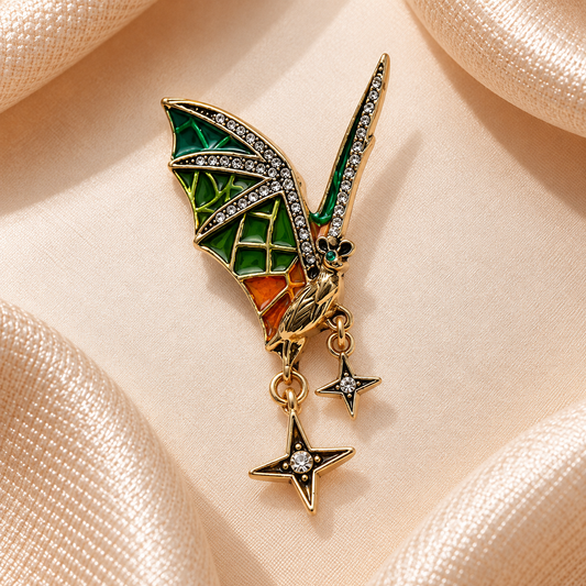 Broche chauve-souris gothique aux ailes vert émeraude et ambre, étoiles pendantes sur satin champagne, visuel carré
