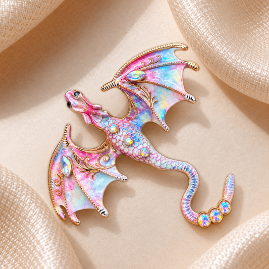 Broche dragon irisée multicolore rose, bleu et violet avec strass sur fond de satin champagne beige, format carré