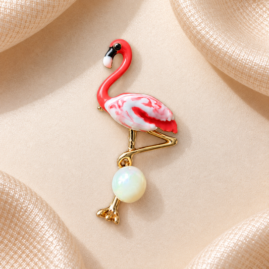 Broche flamant rose avec finition dorée et pendentif rond nacré sur fond carré en satin champagne-beige
