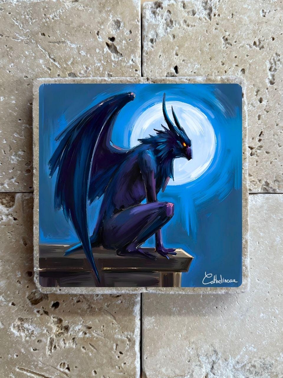 Pierre travertin 10x10 cm – Carreau décoratif gargouille sous la lune, verso liège