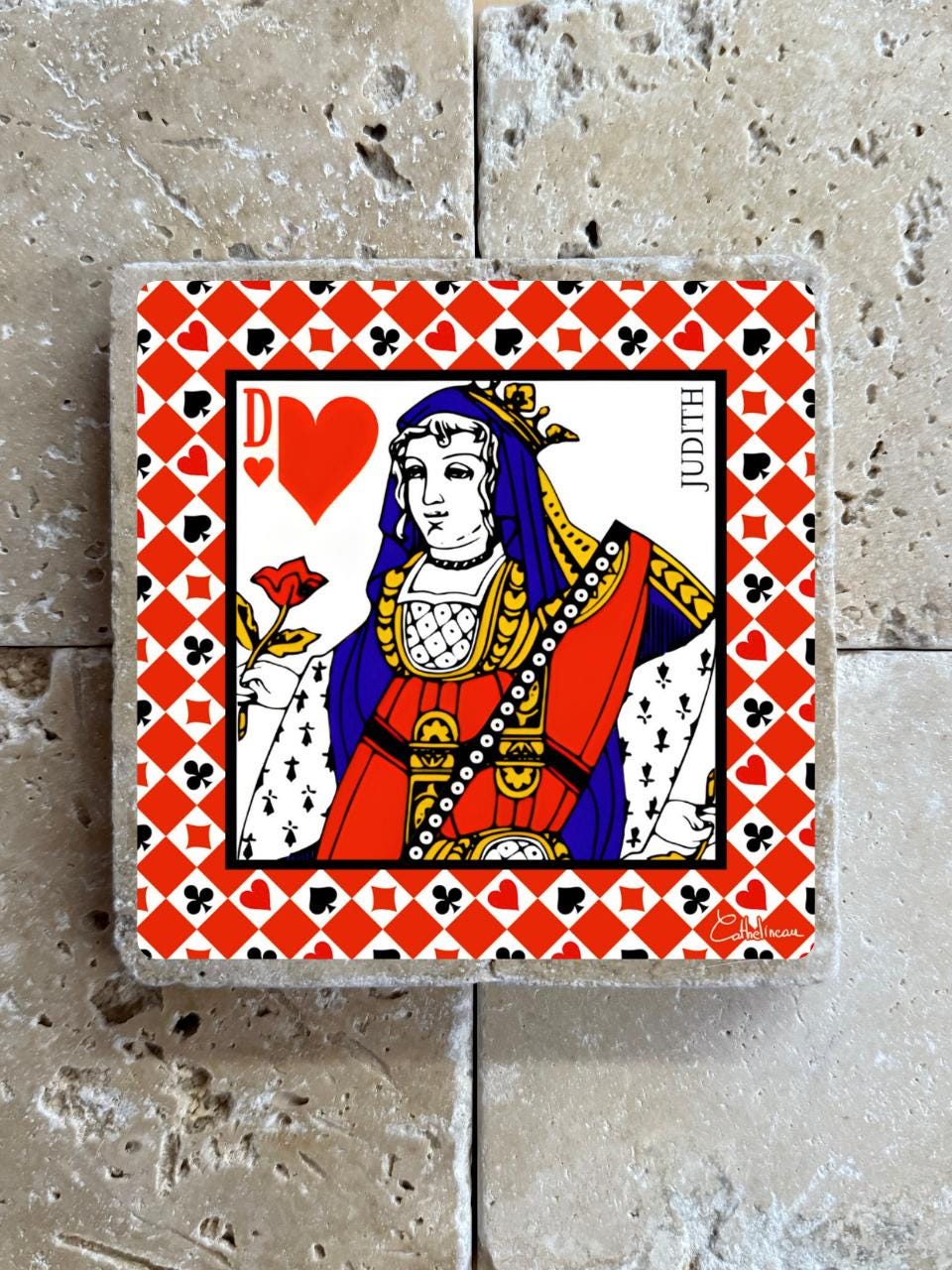 Dame de Cœur sur pierre de travertin – carreau décoratif 10x10 cm – résistant à l’eau et à la chaleur