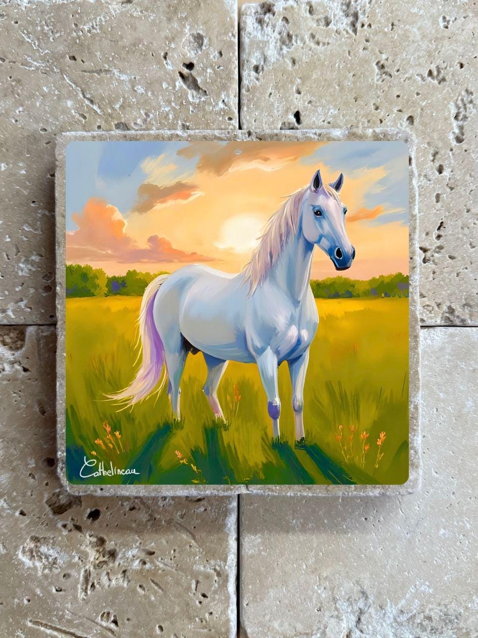 Carreau en travertin 10x10 cm – Cheval blanc dans un champ au coucher du soleil, verso liège